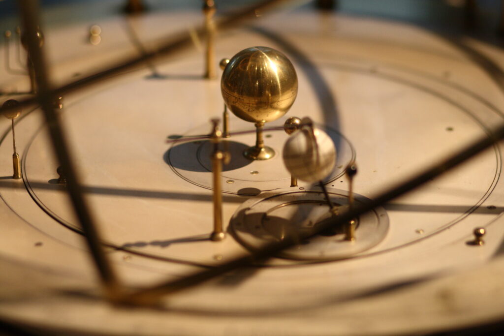 Detail_of_grand_orrery_in_Putnam_Gallery_2,_2009-11-24